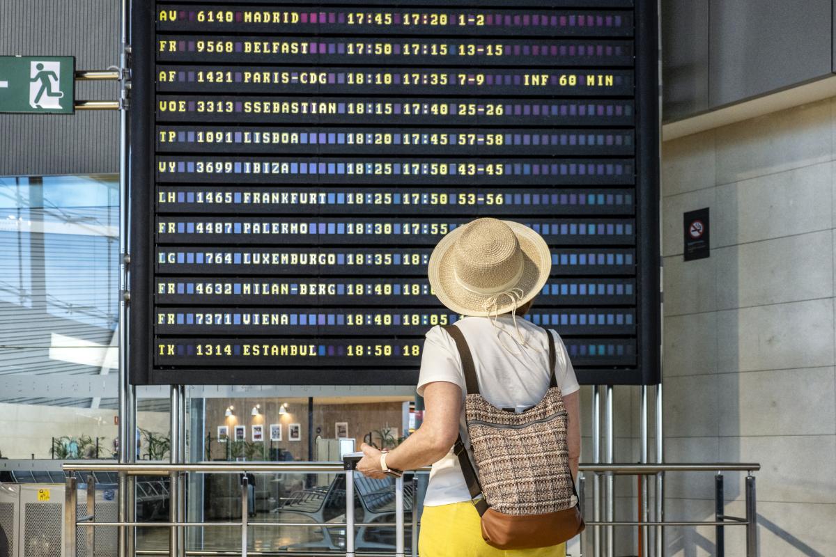 Un panel de aeropuerto.