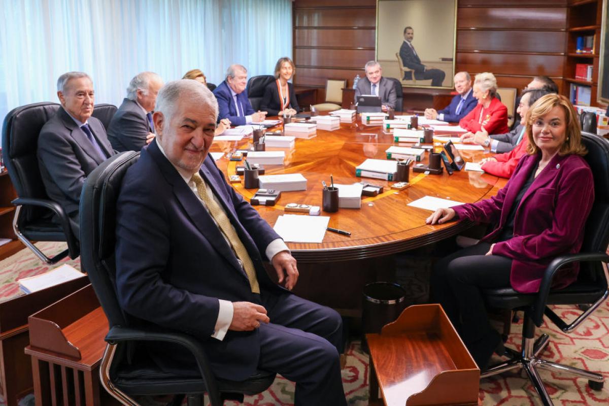 El presidente del Tribunal Constitucional, Cándido Conde-Pumpido, encabeza el pleno celebrado en Madrid. Junto a él, la vicepresidenta Inmaculada Montalbán.