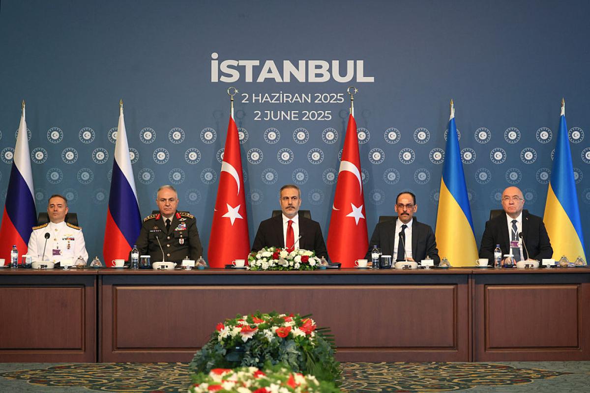 Equipos negociadores de Rusia y Ucrania, con los representantes de Turquía en el centro, este lunes en Estambul