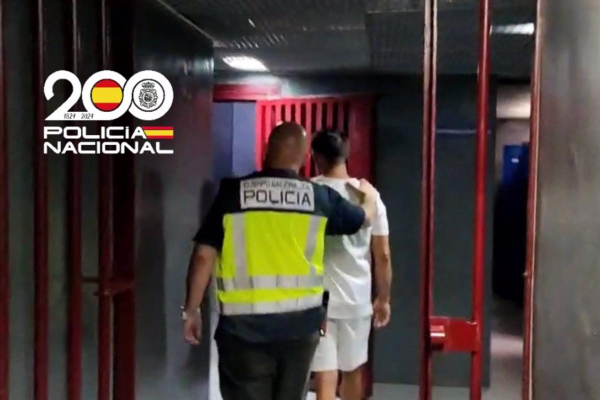 Un agente conduce al detenido por violencia contra su pareja en plena calle en Cádiz.