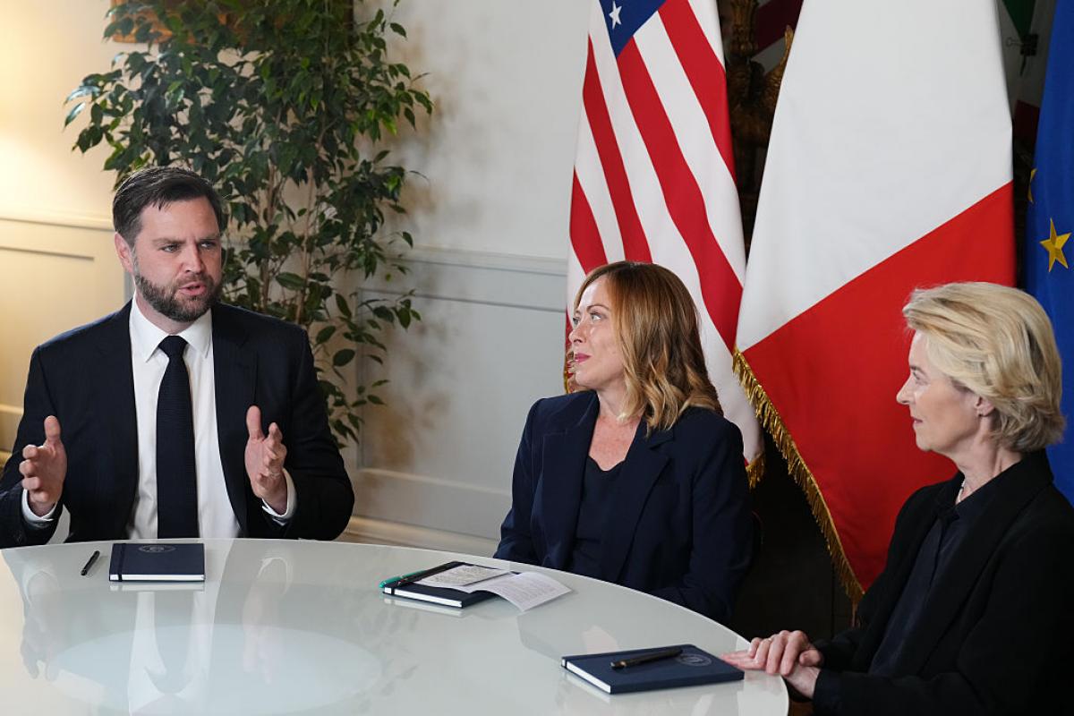 Ursula von der Leyen, en una reunión junto al vicepresidente de EEUU, J. D. Vance, y la presidenta italiana, Giorgia Meloni