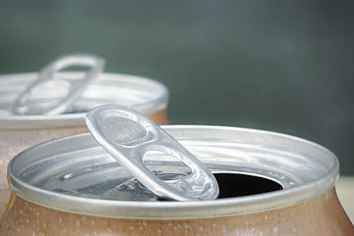 Las anillas de las latas de refresco tienen múltiples funciones, no solo para poner pajitas.