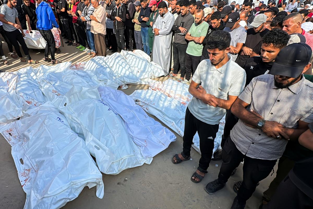 Varios de los cadáveres de los, al menos 27 palestinos muertos bajo fuego del Ejército israelí, cuando se dirigían a los puntos de distribución de ayuda humanitaria en Al Mawasi, Rafá (Gaza).