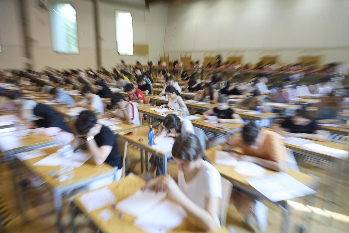 Varios estudiantes realizan los exámenes de la Prueba de Acceso a la Universidad (PAU), este martes en Talavera de la Reina.