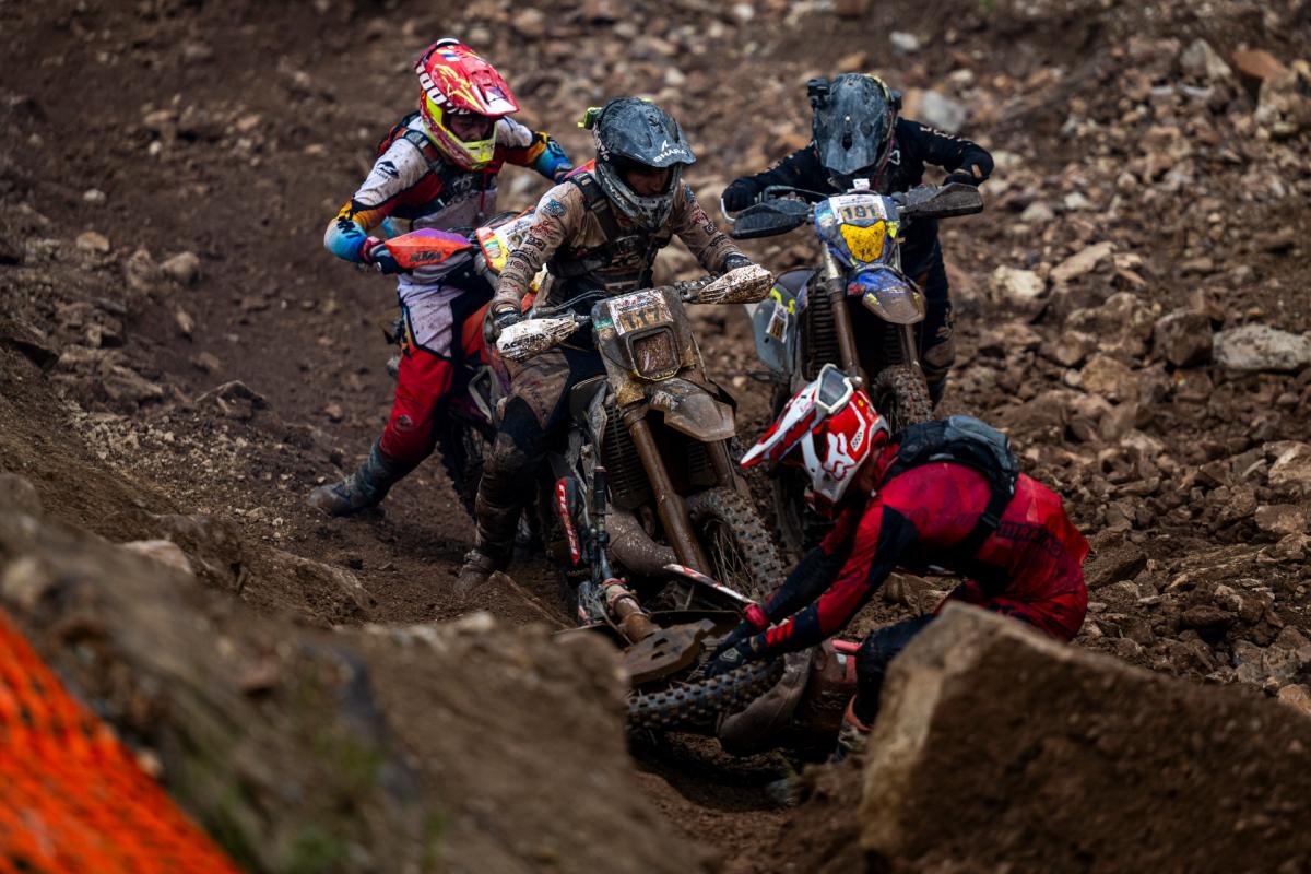 Caos, tensión y atascos, una imagen habitual en el Erzbergordeo