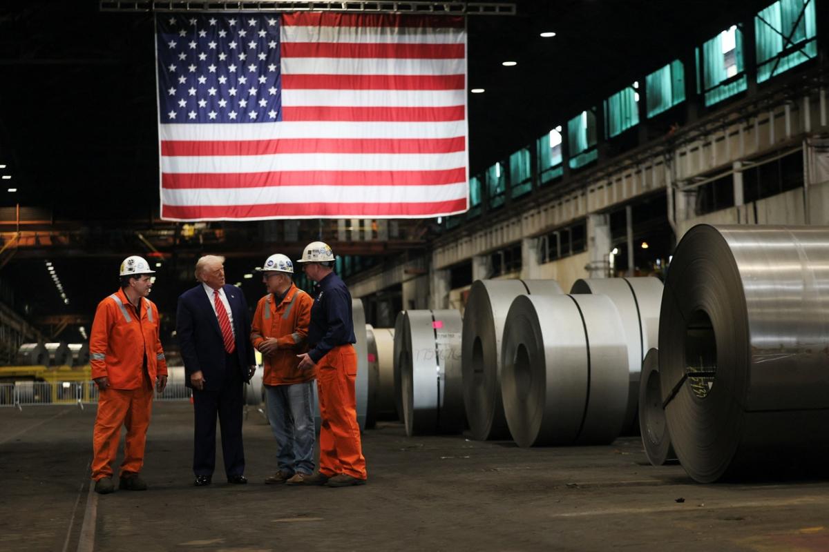 Donald Trump visita una factoría estadounidense de producción de acero.