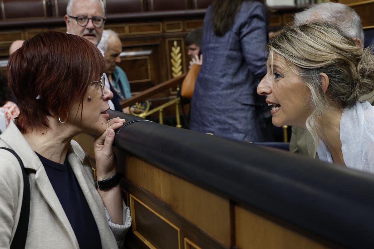 La vicepresidenta segunda y Ministra de Trabajo y Economía Social, Yolanda Díaz conversa con la diputada de Sumar Águeda Micó antes del inicio de la sesión de control.