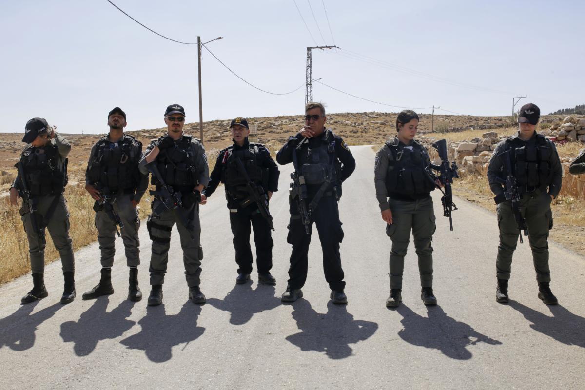 MASAFER YATTA (CISJORDANIA), 02/06/2025.- Tres meses después de haber ganado el Óscar por el documental 'No Other Land', el palestino Basel Adra reconoce que los colonos, respaldados por el Gobierno israelí, actúan aún con más violencia que antes contra su comunidad - Masafer Yatta -, y pide a la comunidad internacional que actúe. En la imagen, soldados y policías israelíes cortan el acceso a la prensa ya autoridades palestinas a Masafer Yatta.