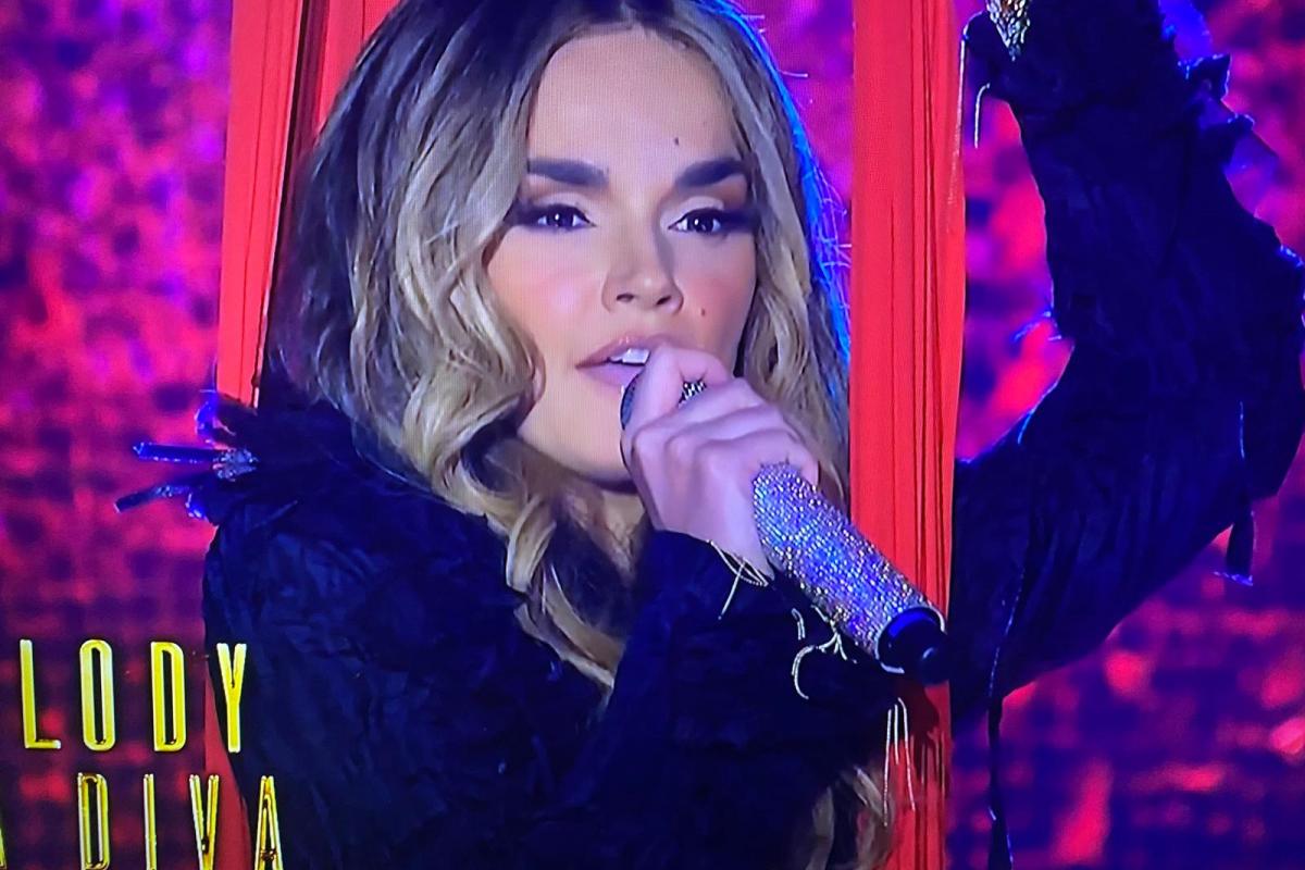 Melody cantando 'Esa Diva' en 'El Hormiguero' subida al columpio.