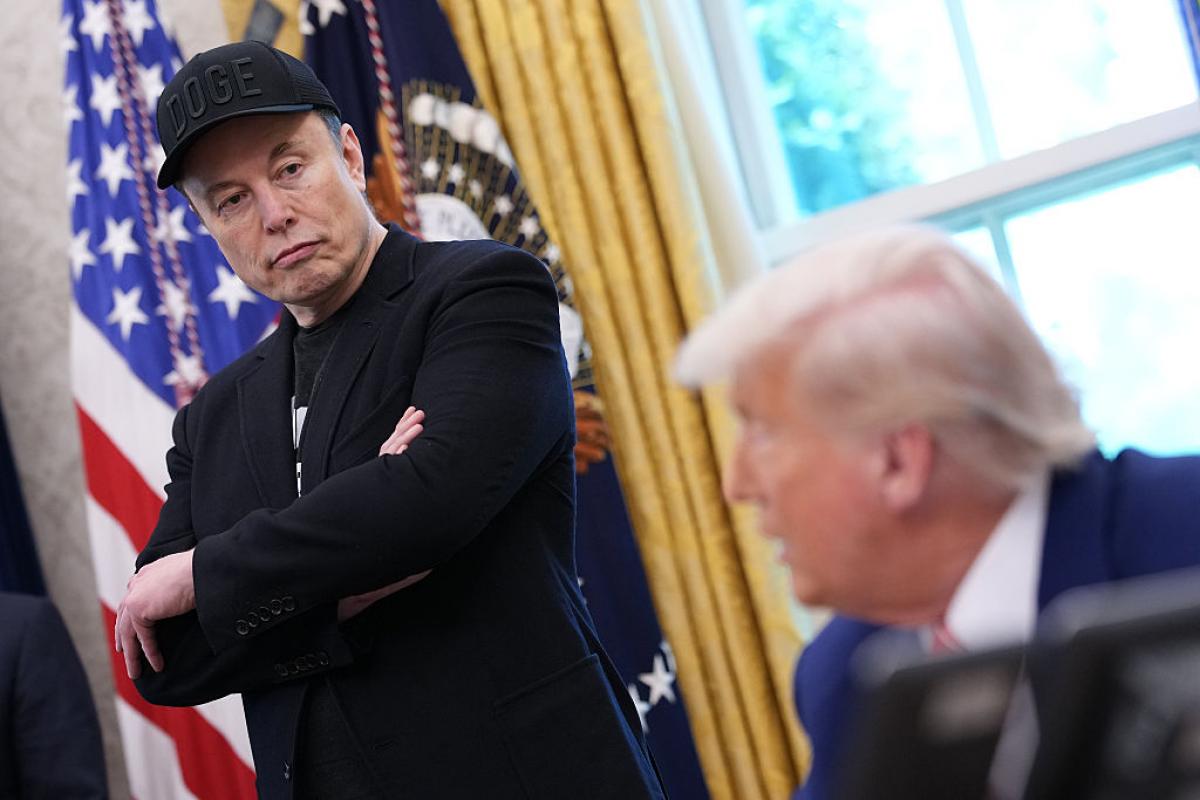 Elon Musk mira serio a Donald Trump en su acto de despedida del Gobierno