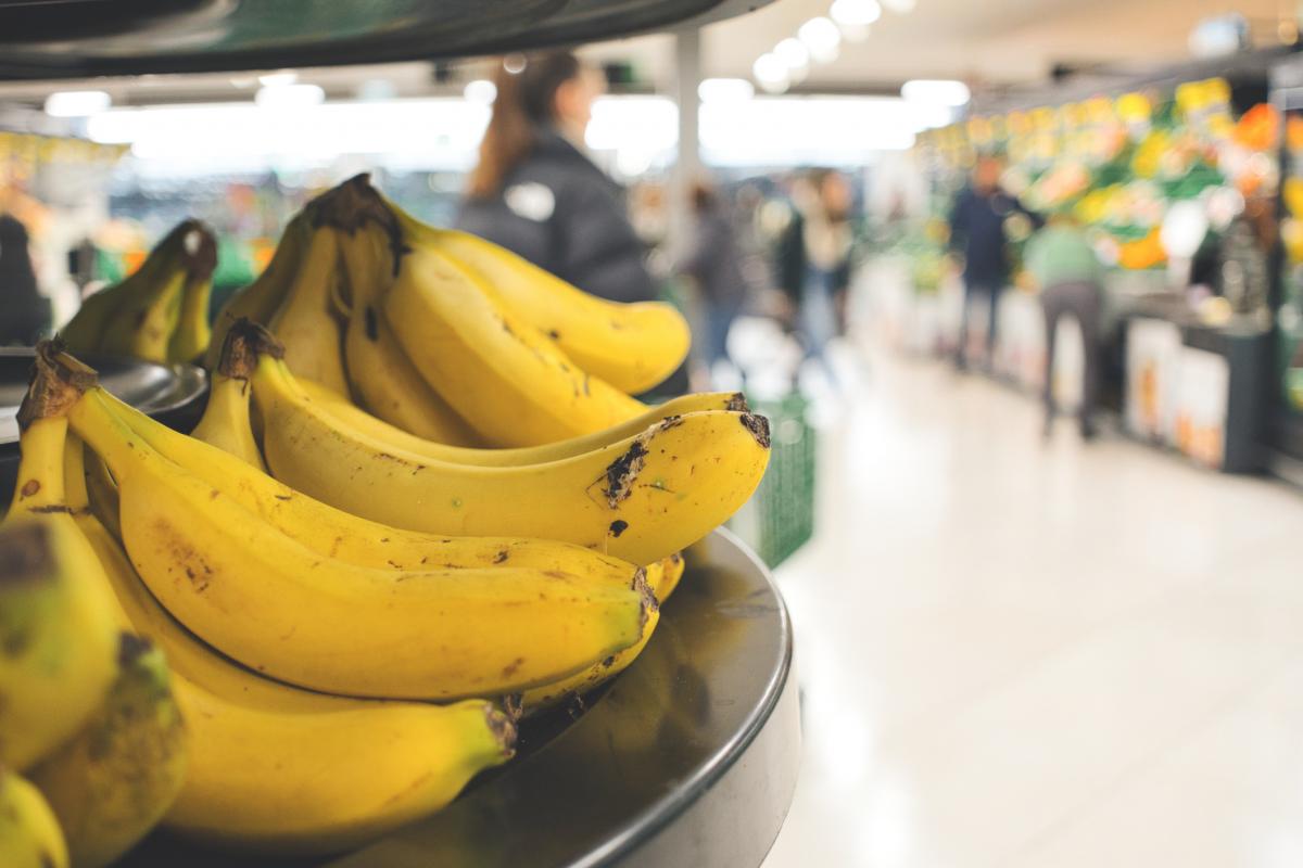 Imagen de archivo de unos plátanos en un supermercado.
