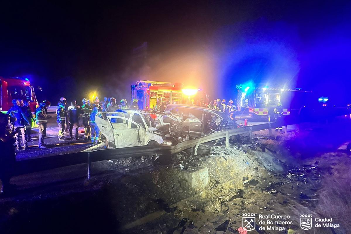 Restos del accidente mortal ocurrido durante una persecución a unos atracadores de una farmacia en Málaga (Andalucía). Hay un agente entre las víctimas mortales.