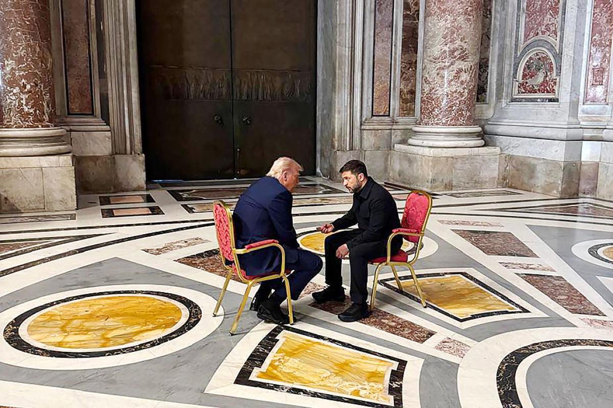 Trump y Zelenski, en su encuentro semiimprovisado en El Vaticano
