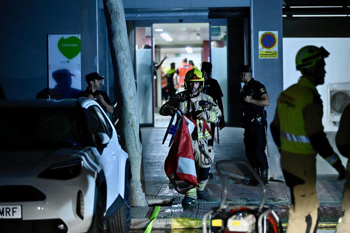 Varios servicios de emergencias trabajan en el exterior de la residencia, en la calle Salvador Allende de Zaragoza, a 6 de junio de 2025, en Zalfonada, Zaragoza, Aragón (España).