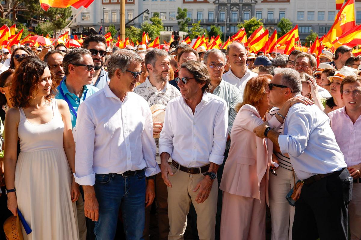 El líder del PP, Alberto Núñez Feijóo (2i), junto a la presidenta de la Comunidad de Madrid, Isabel Díaz Ayuso (i), y el expresidente del Gobierno José María Aznar (3i), durante la manifestación convocada por el PP