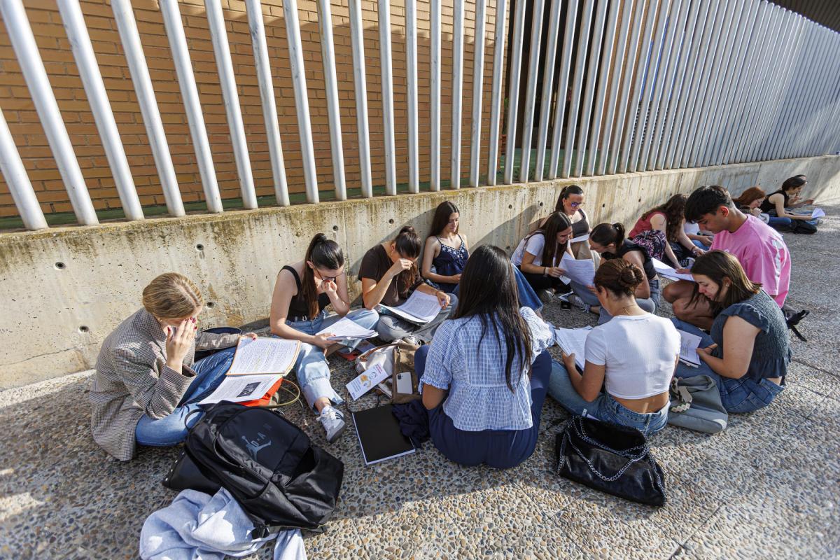 Varios estudiantes revisan sus apuntes antes del inicio Prueba de Acceso a la Universidad (PAU) en Zaragoza este 2025.