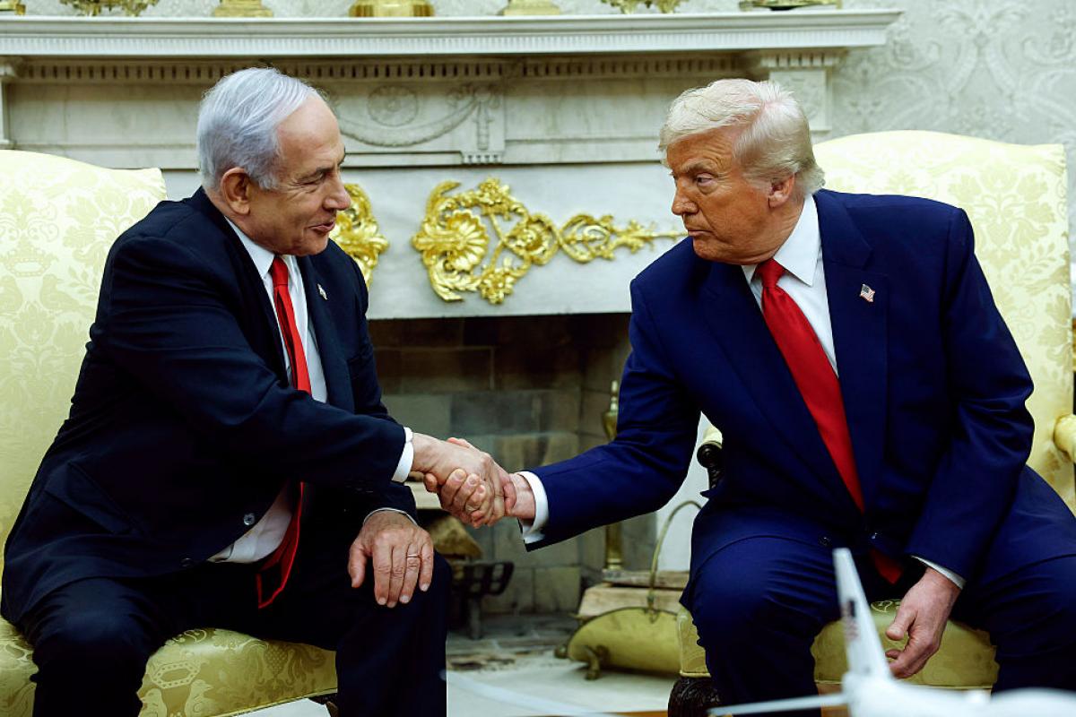 Netanyahu y Trump se dan la mano en un encuentro reciente en la Casa Blanca