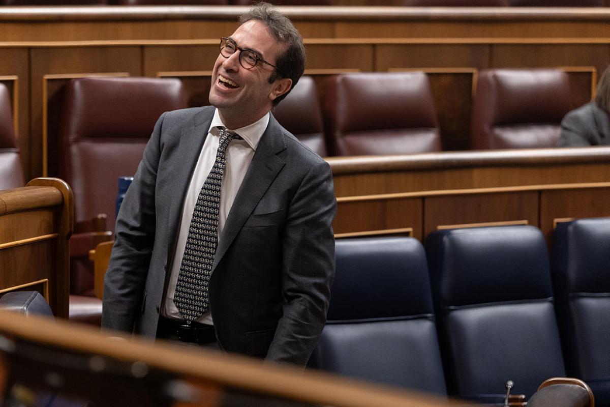 El ministro de Economía, Carlos Cuerpo, sonríe en el Congreso