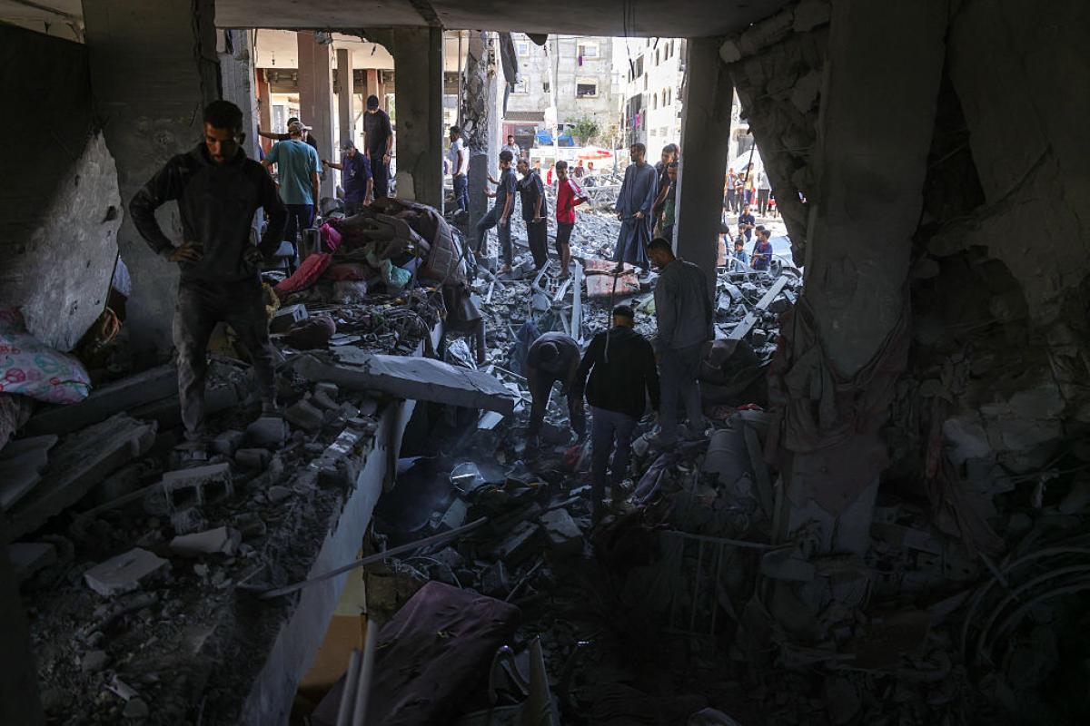 Escombros tras un bombardeo en un edificio en Gaza