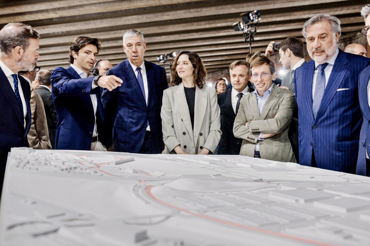 Imagen de archivo de la presentación del circuito Madring, destinado a albergar el GP de F1 de España en la capital. Con la mandataria madrileña Isabel Díaz Ayuso, el alcalde madrileño, Jose Luis Martínez-Almeida, y el reputado piloto Carlos Sainz.