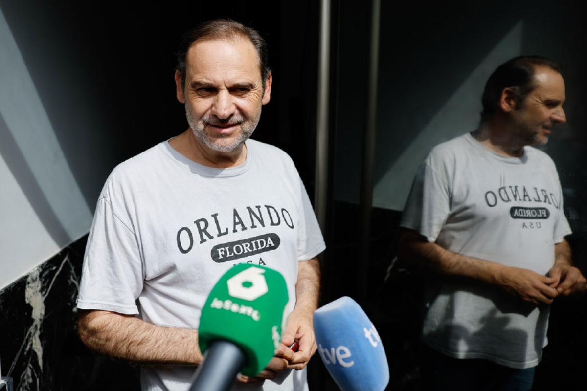 José Luis Ábalos y su reflejo, ante los medios tras el registro de la UCO a su domicilio