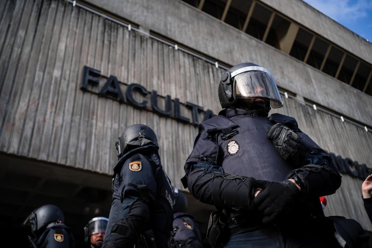 Antidisturbios en la Facultad de Ciencias de la Información (UCM), durante la investidura de la mandataria madrileña, Isabel Díaz Ayuso, como alumna ilustre de la Complutense.