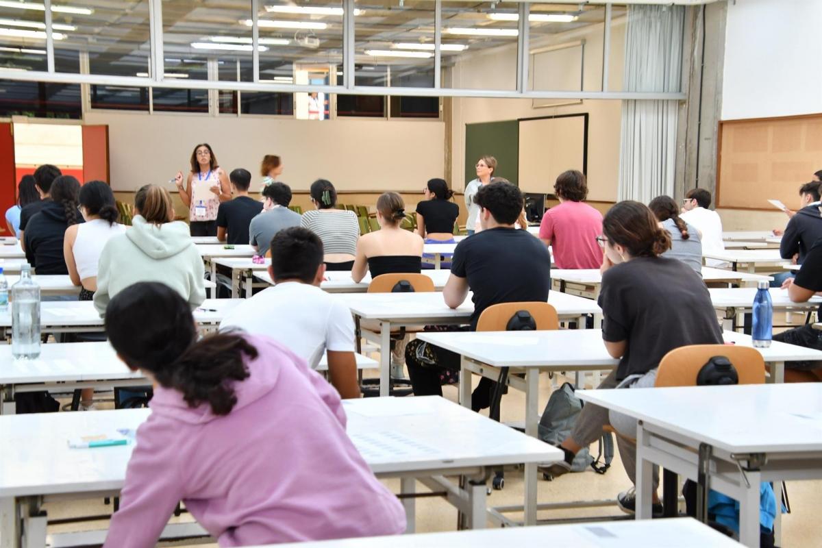 Estudiantes en la PAU de Canarias.