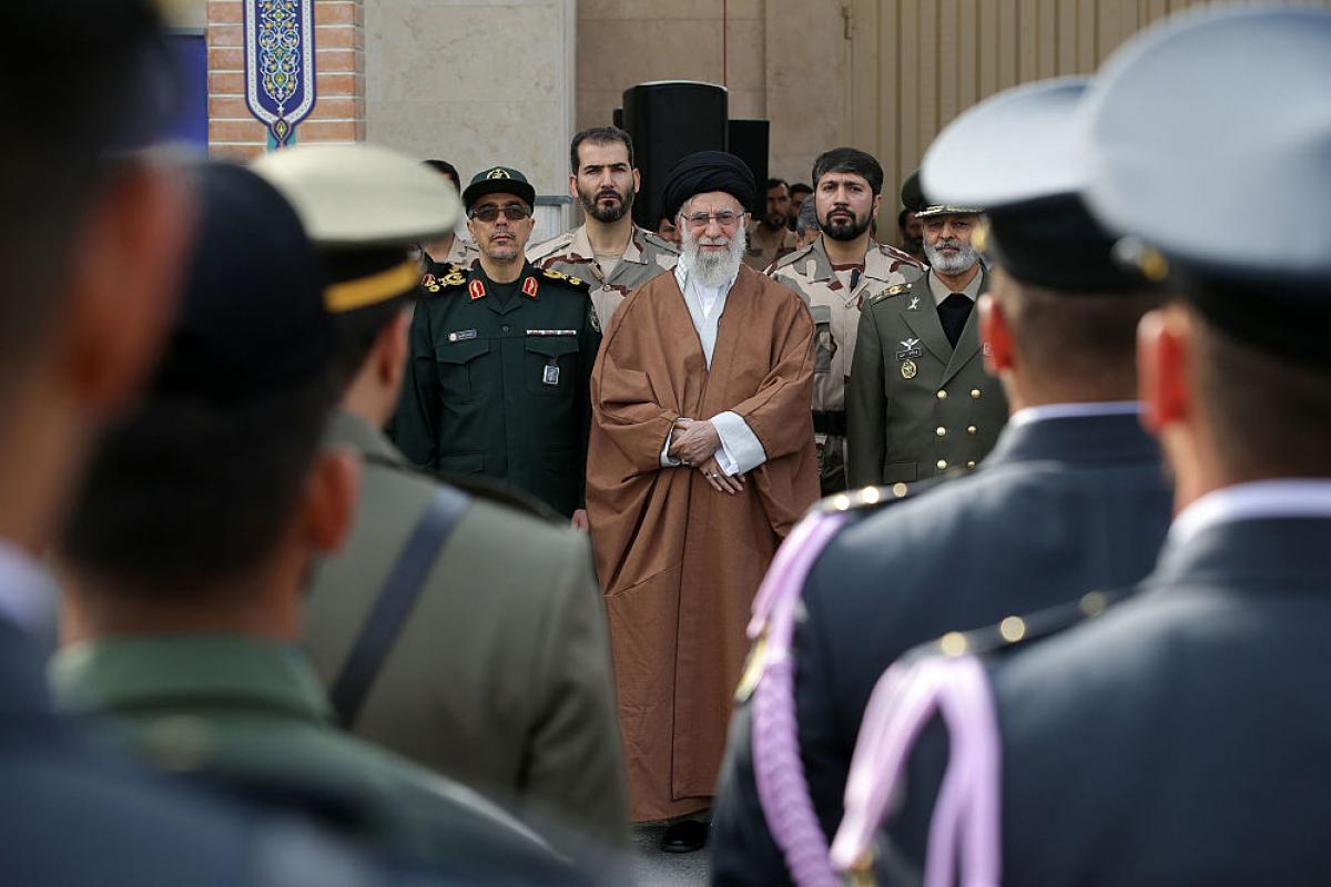 Ali Jamenei, entre los honores de las fuerzas militares este viernes 13 de junio