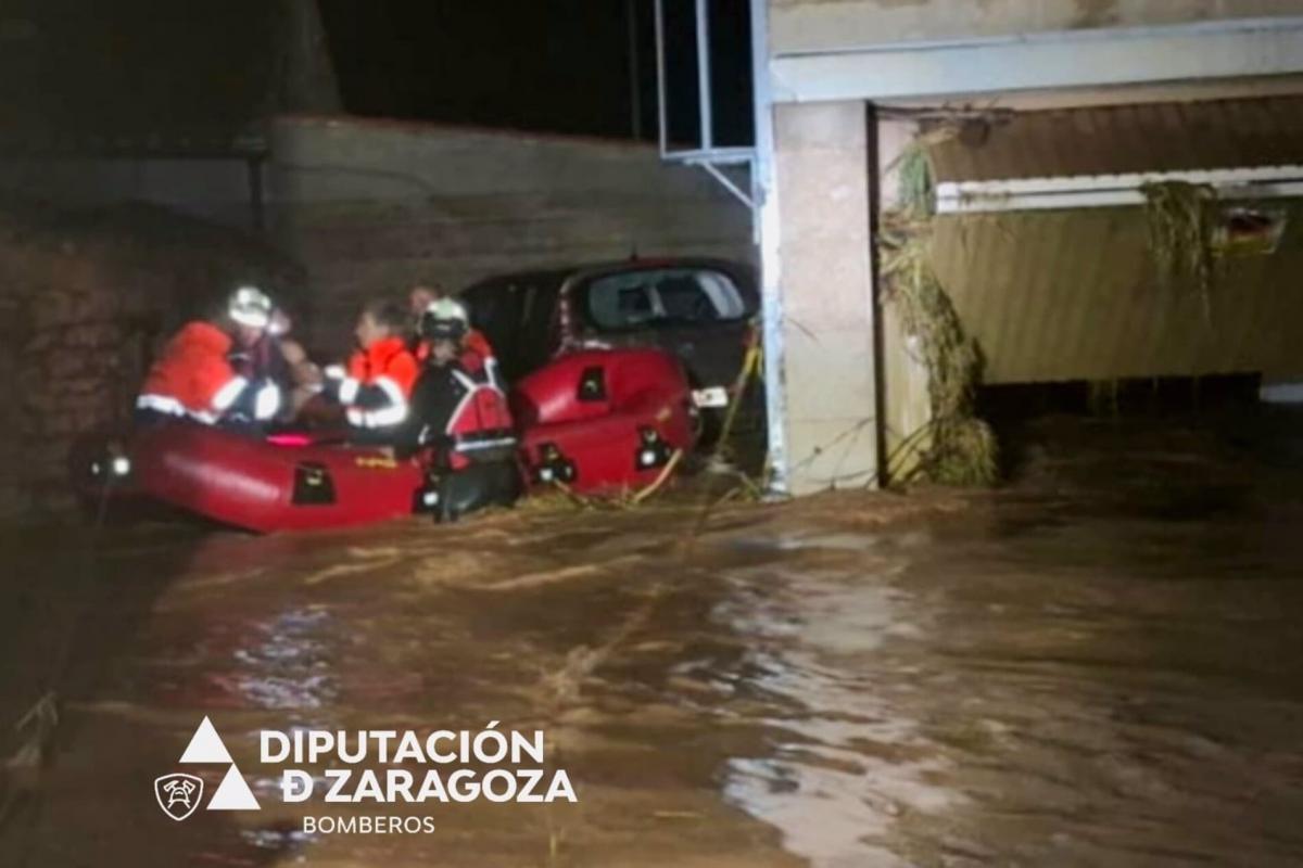 Bomberos de la Diputación de Zaragoza rescatan a ciudadanos con una balsa tras las inundaciones por las fuertes lluvias en Azuara y Letux.
