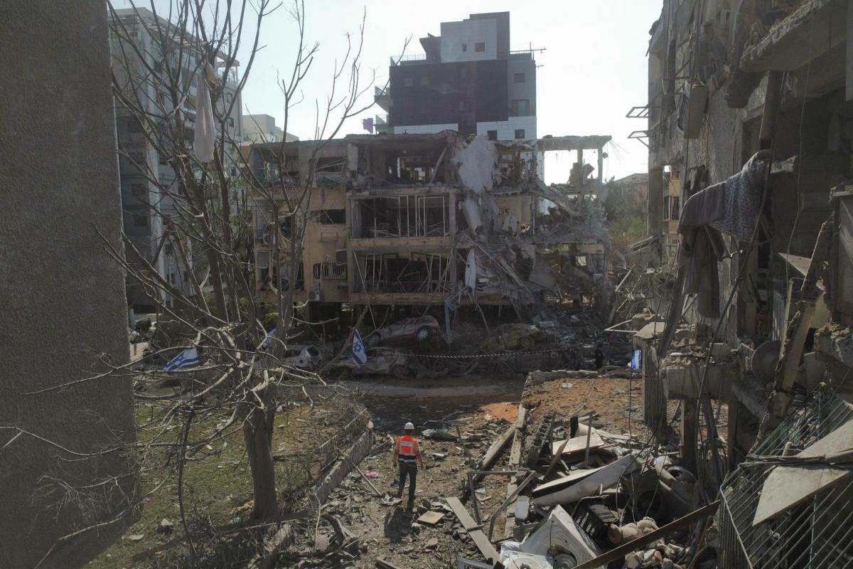 Un oficial inspecciona los daños después de que un misil balístico impactara una zona residencial en Ramat Gan, cerca de Tel Aviv, Israel