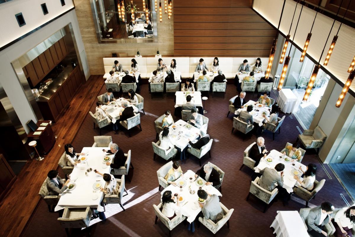 Comedor de un restaurante lleno de gente