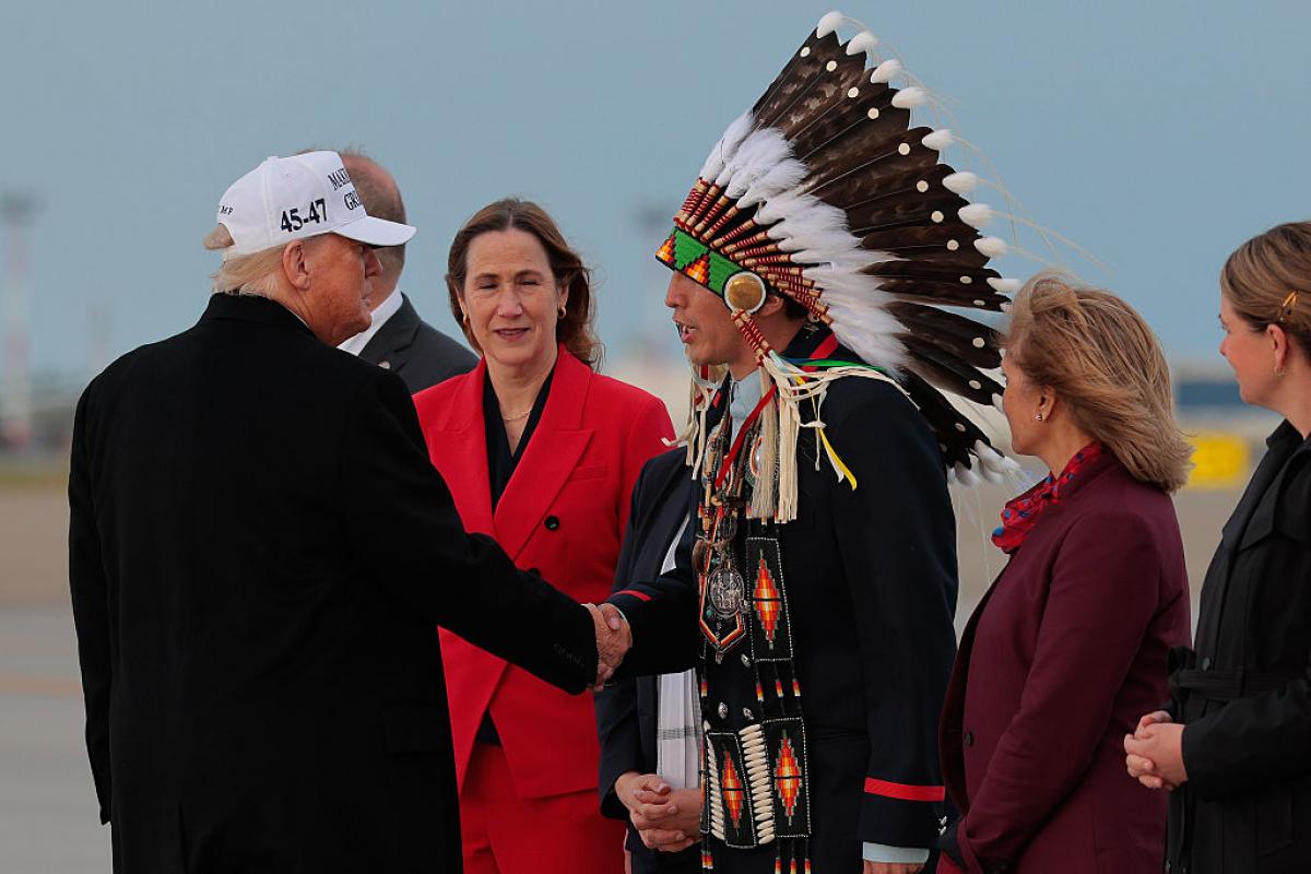 Donald Trump, recibido por el jefe de los Tsuut’ina Isgiya, Steven Crowchild, a su llegada a Canadá por la cumbre del G7