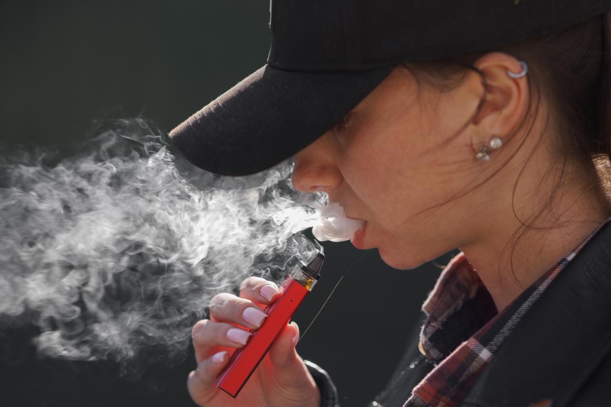 Una mujer, con un 'vaper'