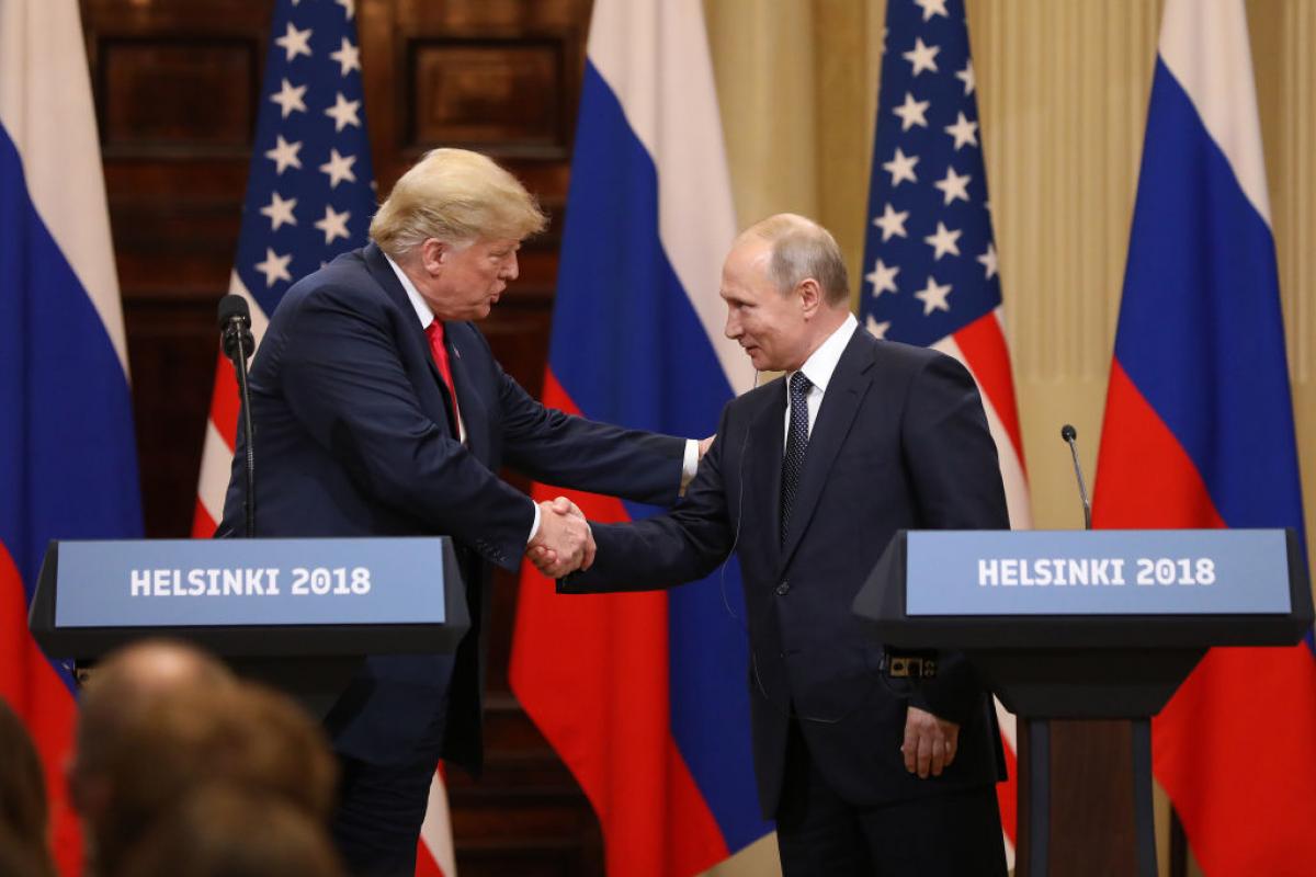 Donald Trump y Vladimir Putin se saludan tras una comparecencia conjunta, en una imagen de archivo