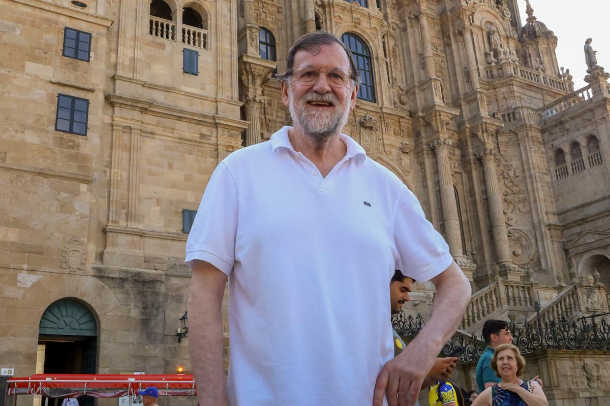 El expresidente del Gobierno Mariano Rajoy, a su llegada a la praza de O Obradoiro, tras completar el Camiño de Santiago en la ruta francesa junto a su hermano y a su hijo.