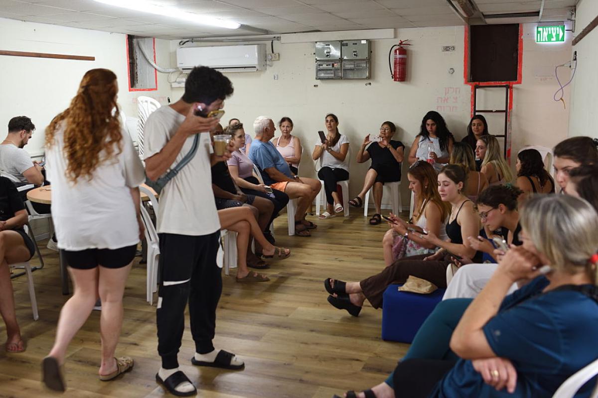 Ciudadanos israelíes, en un refugio durante una de las alertas por ataques de Irán