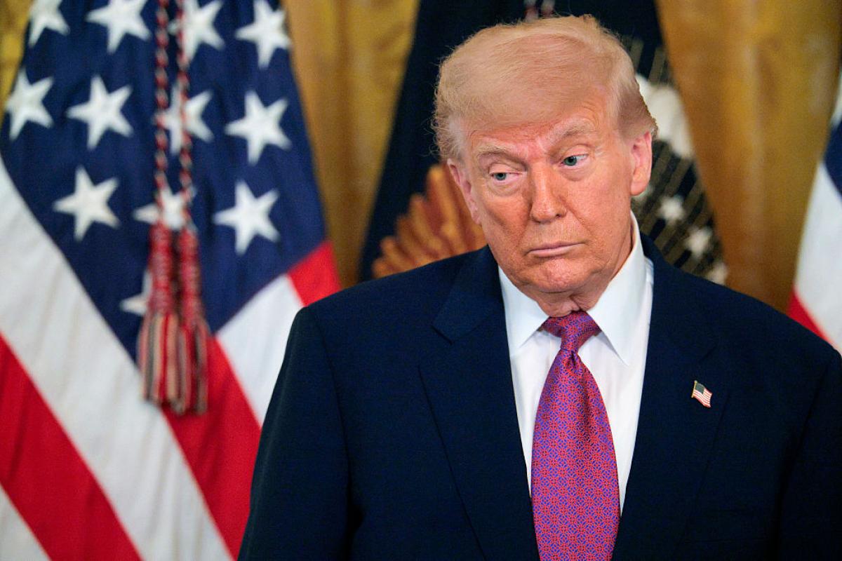 Donald Trump, en un extraño gesto durante una comparecencia