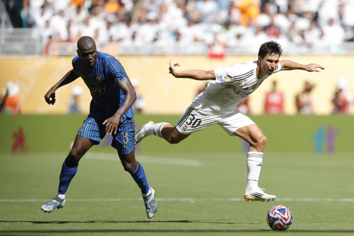 El jugador del Real Madrid Gonzalo García disputa un balón con el futbolista del Al-Hilal Kalidou Koulibaly
