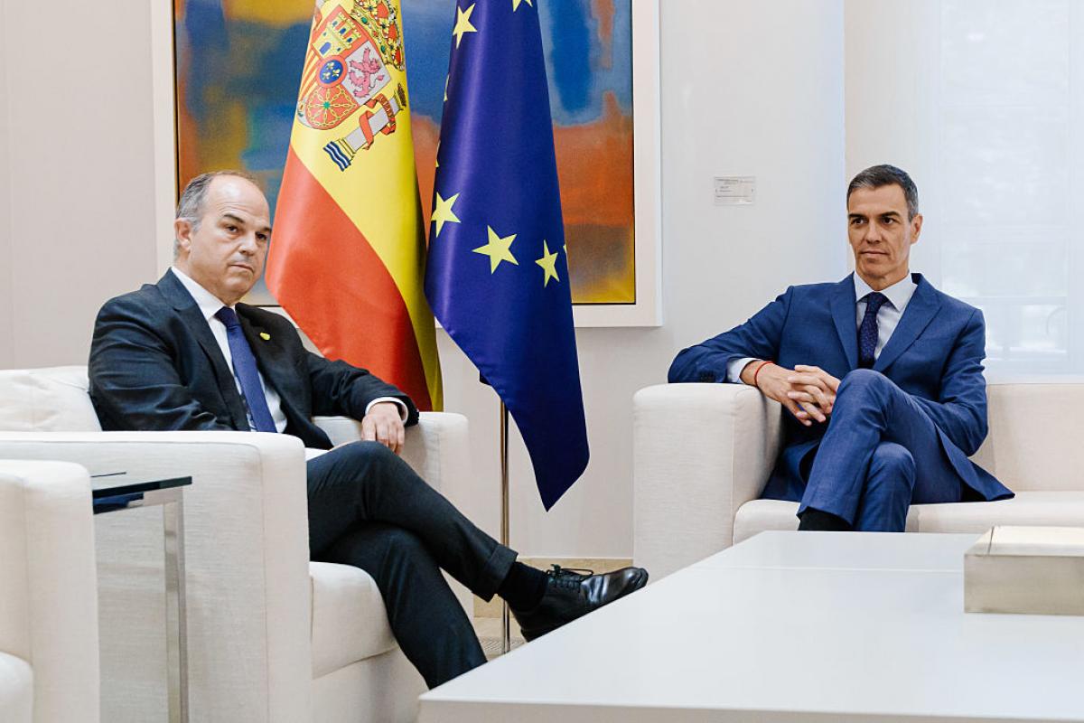 Jordi Turull, secretario general de Junts, este miércoles en La Moncloa junto a Pedro Sánchez (y Miriam Nogueras, fuera de la fotografía)