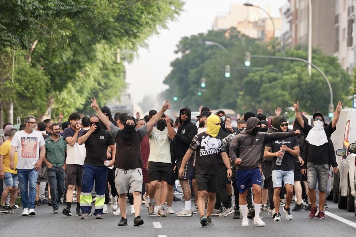 Las primeras horas de la huelga del metal en la provincia de Cádiz se están viviendo con la quema de barricadas en las carreteras, cortes de tráfico que han ocasionado importantes atascos en Puerto Real, y la interrupción de la circulación ferroviaria tanto de acceso como de salida a la bahía gaditana.