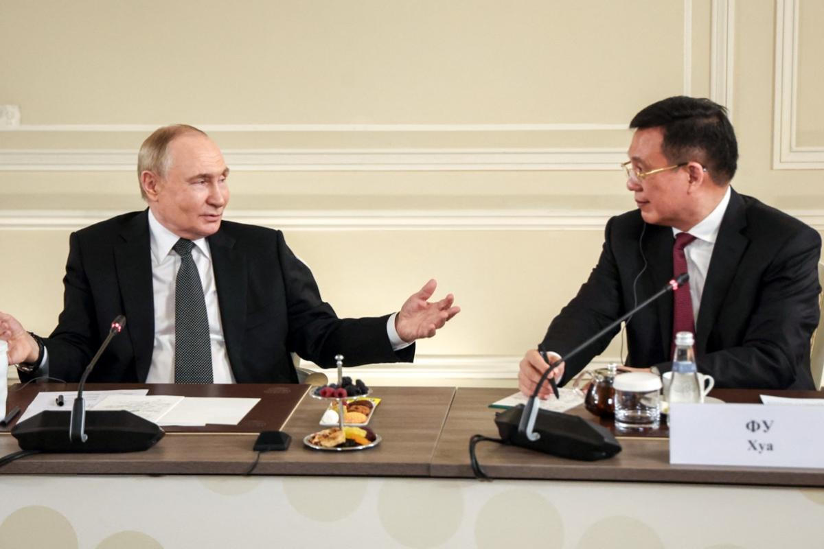 El presidente ruso, Vladimir Putin, se reúne con los jefes de agencias de noticias internacionales en San Petersburgo.