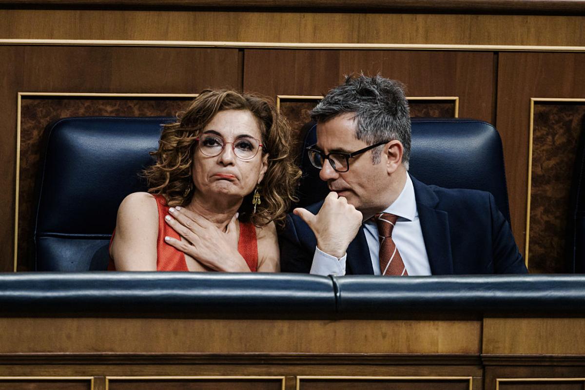Félix Bolaños, hablando con la vicepresidenta primera del Gobierno, María Jesús Montero, este jueves en el Congreso