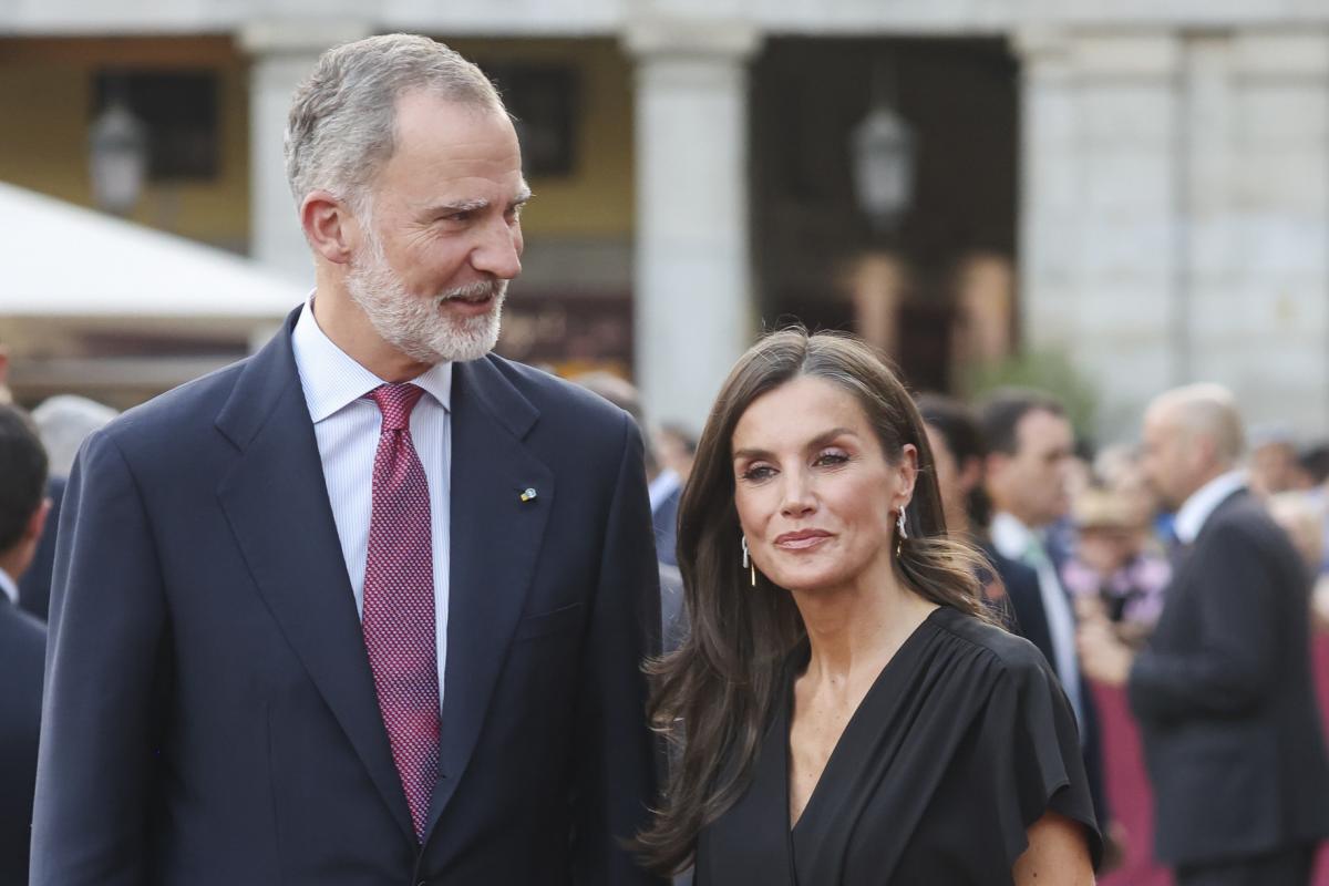 Los reyes Felipe y Letizia, fotografiados el 18 de junio de 2025 en la Plaza Mayor de Madrid.
