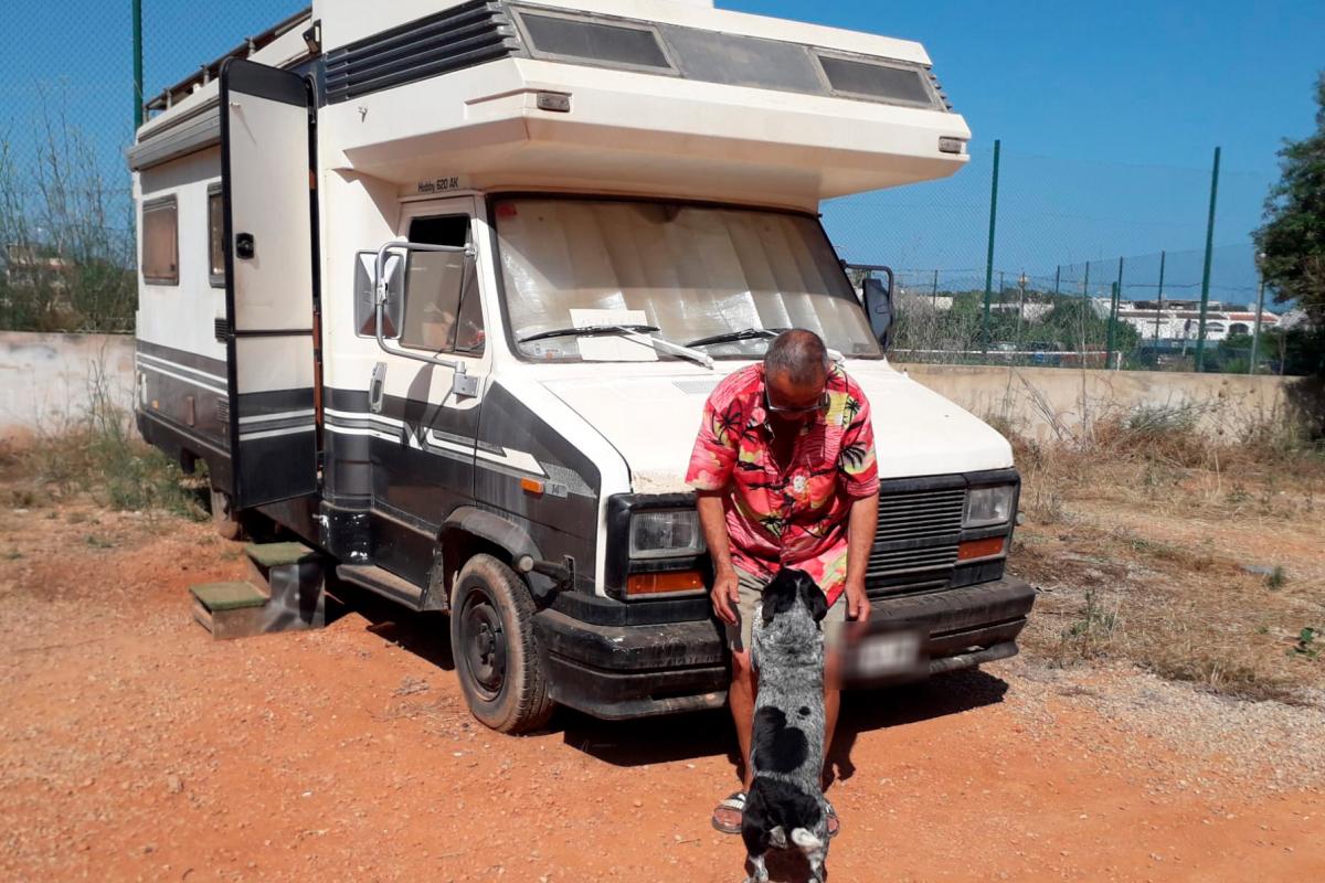 Manuel, de 76 años, teme verse separado de su perra 'Manchita' al tener que abandonar el aparcamiento en el que ha estado residiendo los últimos años ante la imposibilidad de hacer frente a un alquiler en Ibiza (Baleares) con su pensión.