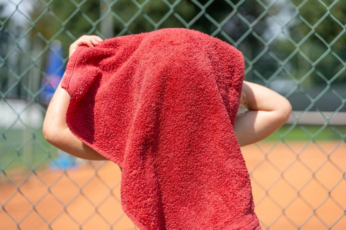 Niño secándose con la toalla