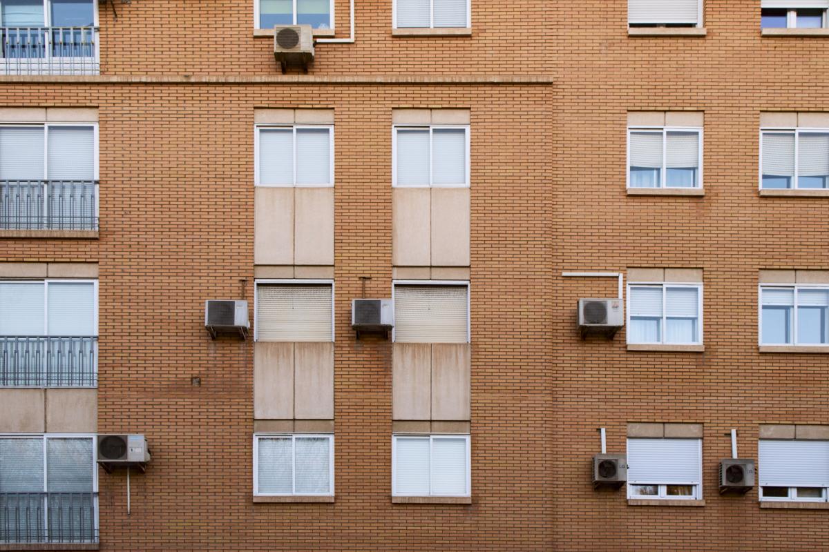 Una fachada, con varios aparatos de aire acondicionado