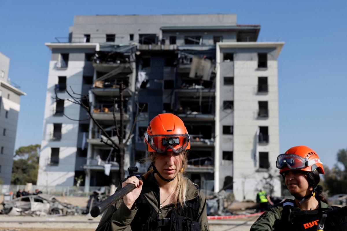 Un edificio residencial resultó dañado tras el impacto de un misil iraní, en Be'er Sheva, Israel.