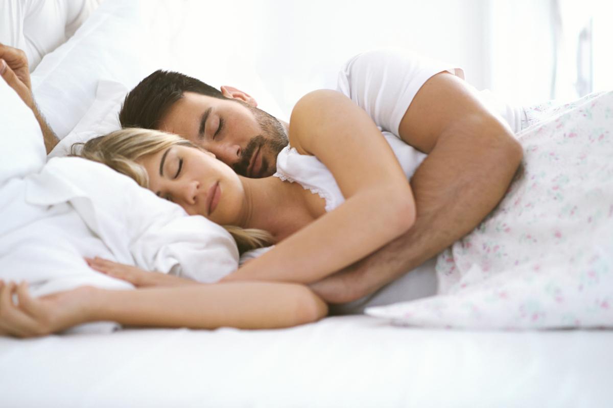 Una pareja durmiendo.