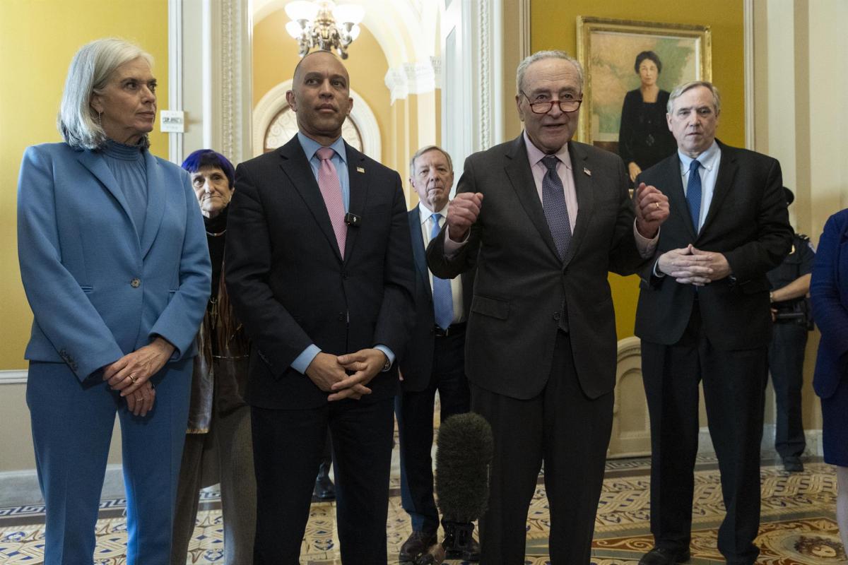 Los líderes demócratas en el Congreso, Chuck Schumer y Hakeem Jeffries, en rueda de prensa