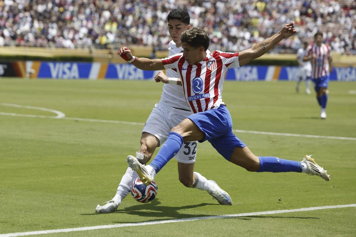 El jugador del Atlético de Madrid Giuliano Simeone lucha por un balón con Jair Cunha, futbolista de Botafogo
